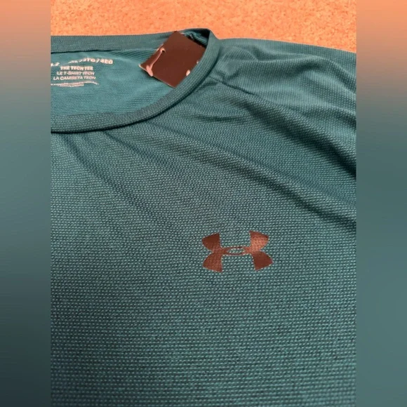 NWT. Under Armour men’s top. Size 4XL - Picture 2 of 3
